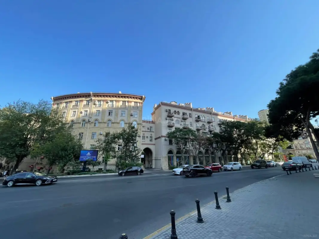Satılır 4 otaqlı mənzil 120 m²