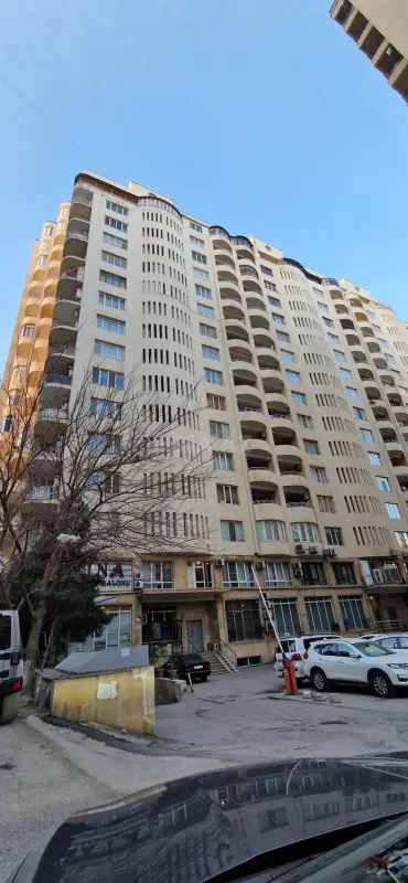 Satılır 4 otaqlı mənzil 200 m²