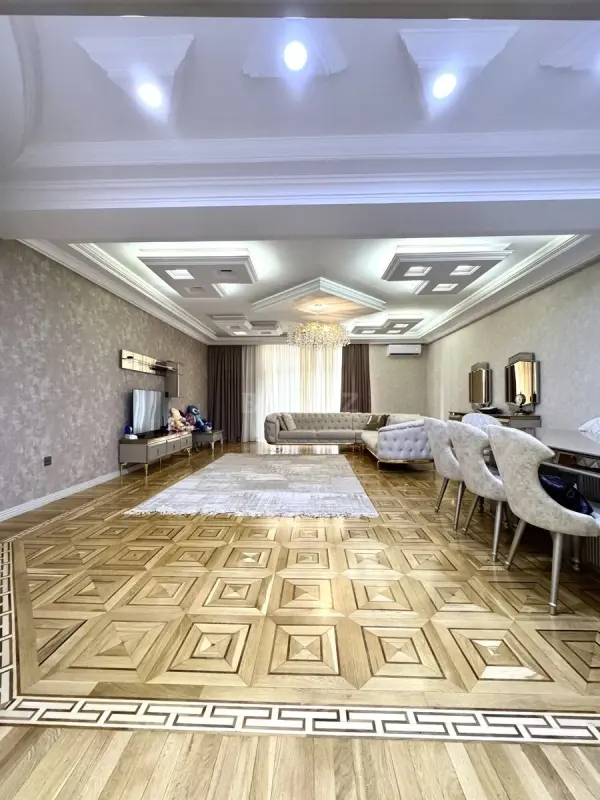 Satılır 4 otaqlı mənzil 230 m²