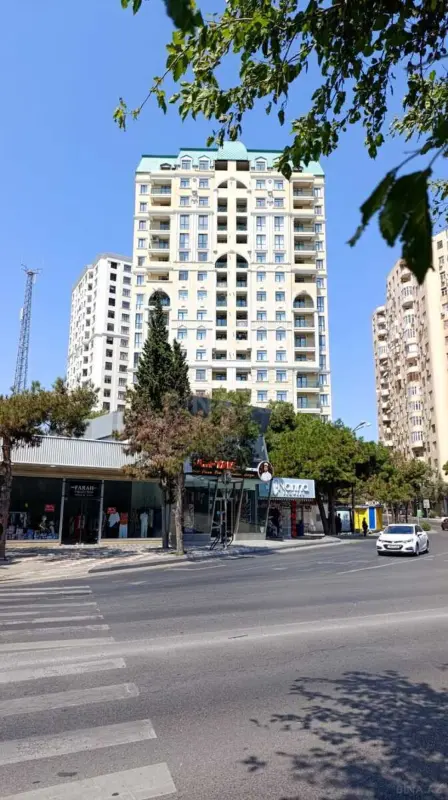 Satılır 4 otaqlı mənzil 215 m²