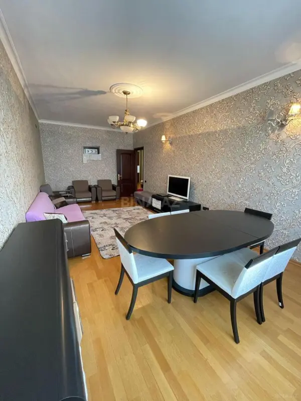 Kirayə verilir 2 otaqlı mənzil 90 m²