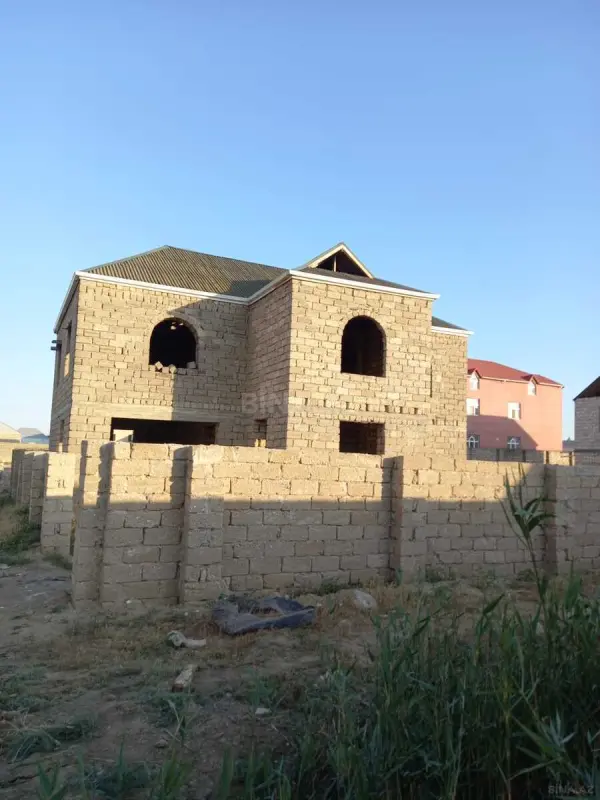 Satılır 8 otaqlı həyət evi 140 m²