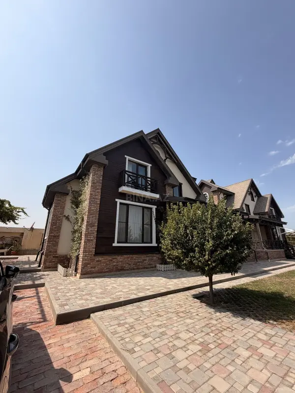 Satılır 5 otaqlı həyət evi 300 m²