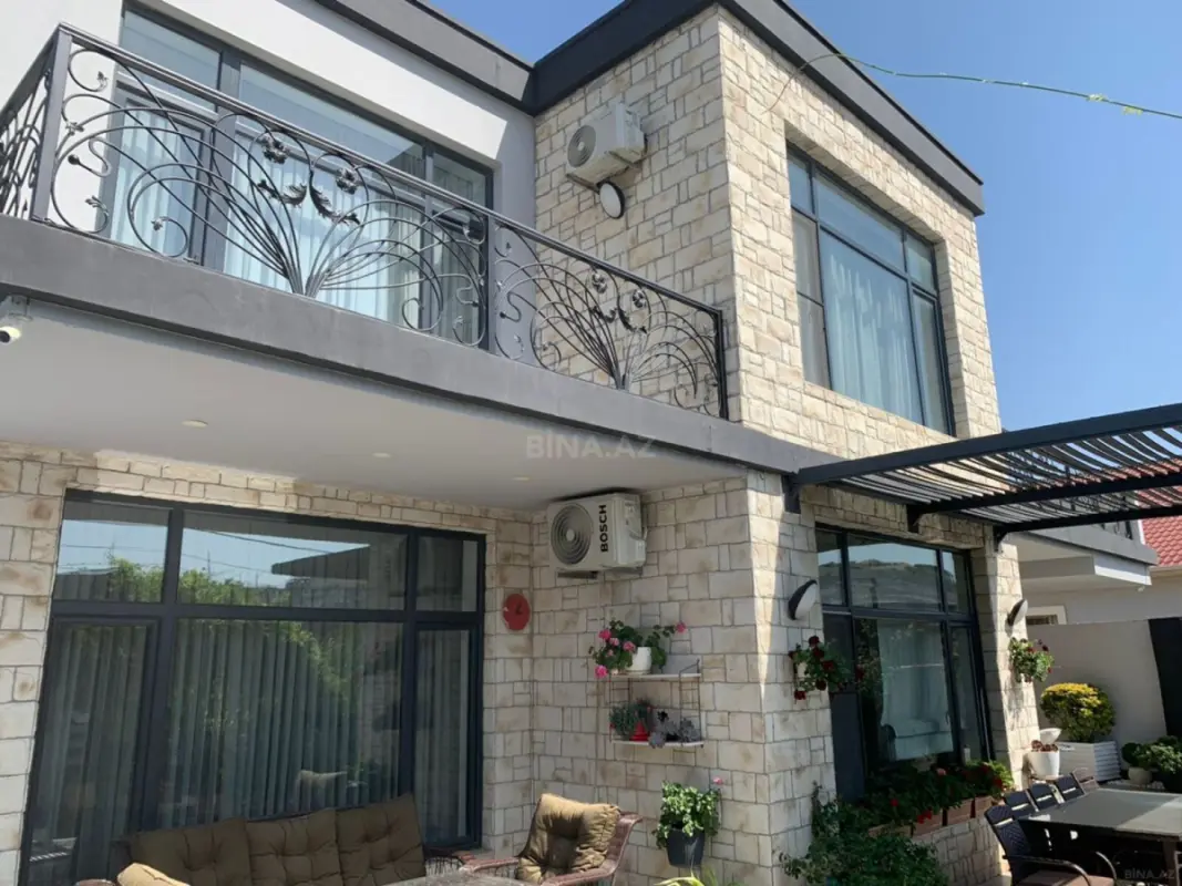 Satılır 6 otaqlı həyət evi 242 m²