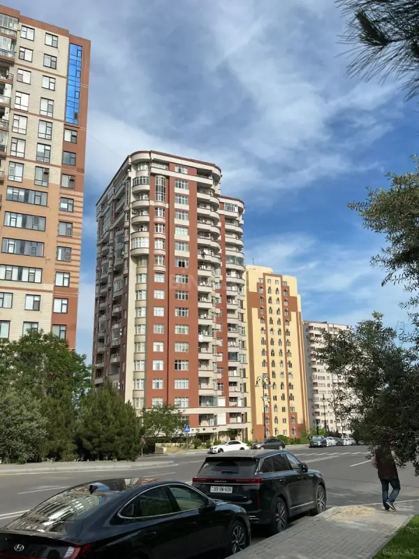 Satılır 4 otaqlı mənzil 165 m²
