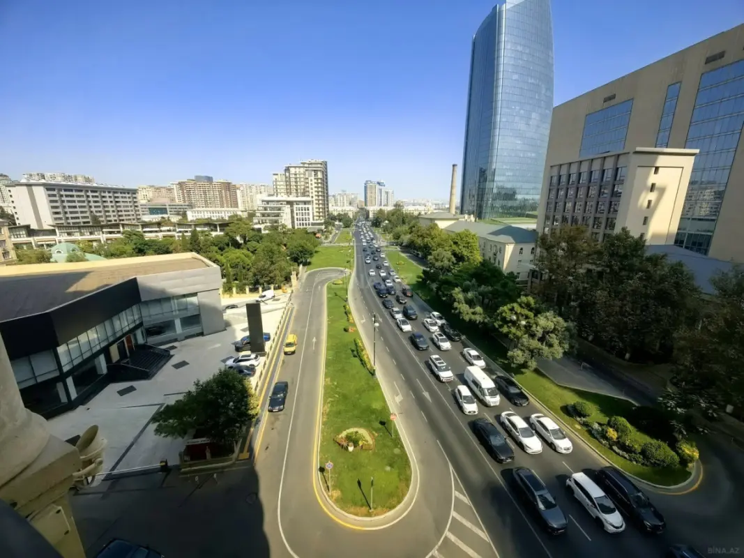 Satılır 4 otaqlı mənzil 205 m²