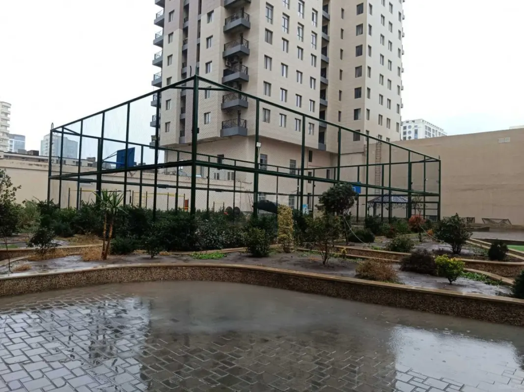 Satılır 4 otaqlı mənzil 190 m²