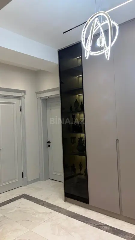 Satılır 3 otaqlı mənzil 133 m²