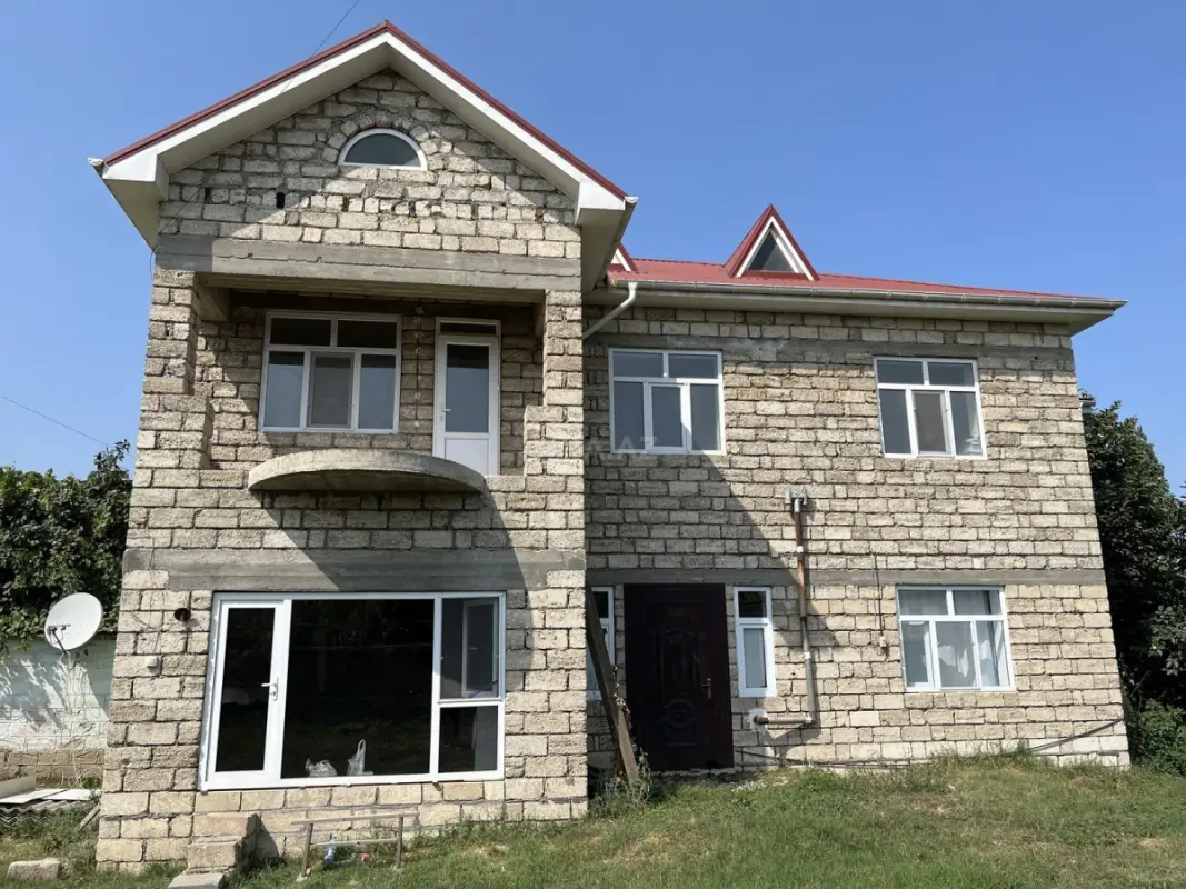 Satılır 7 otaqlı həyət evi 240 m²