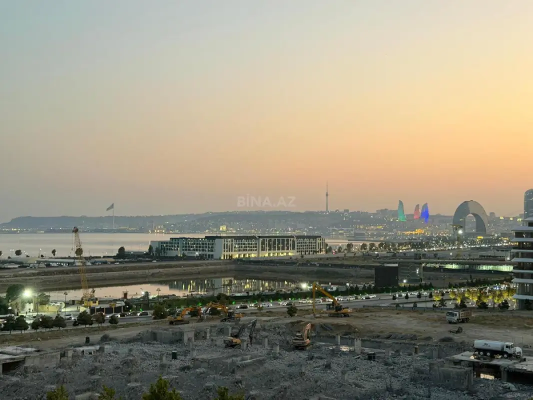 Satılır 4 otaqlı mənzil 135 m²