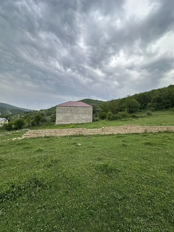 Satılır 9 otaqlı həyət evi 300 m²