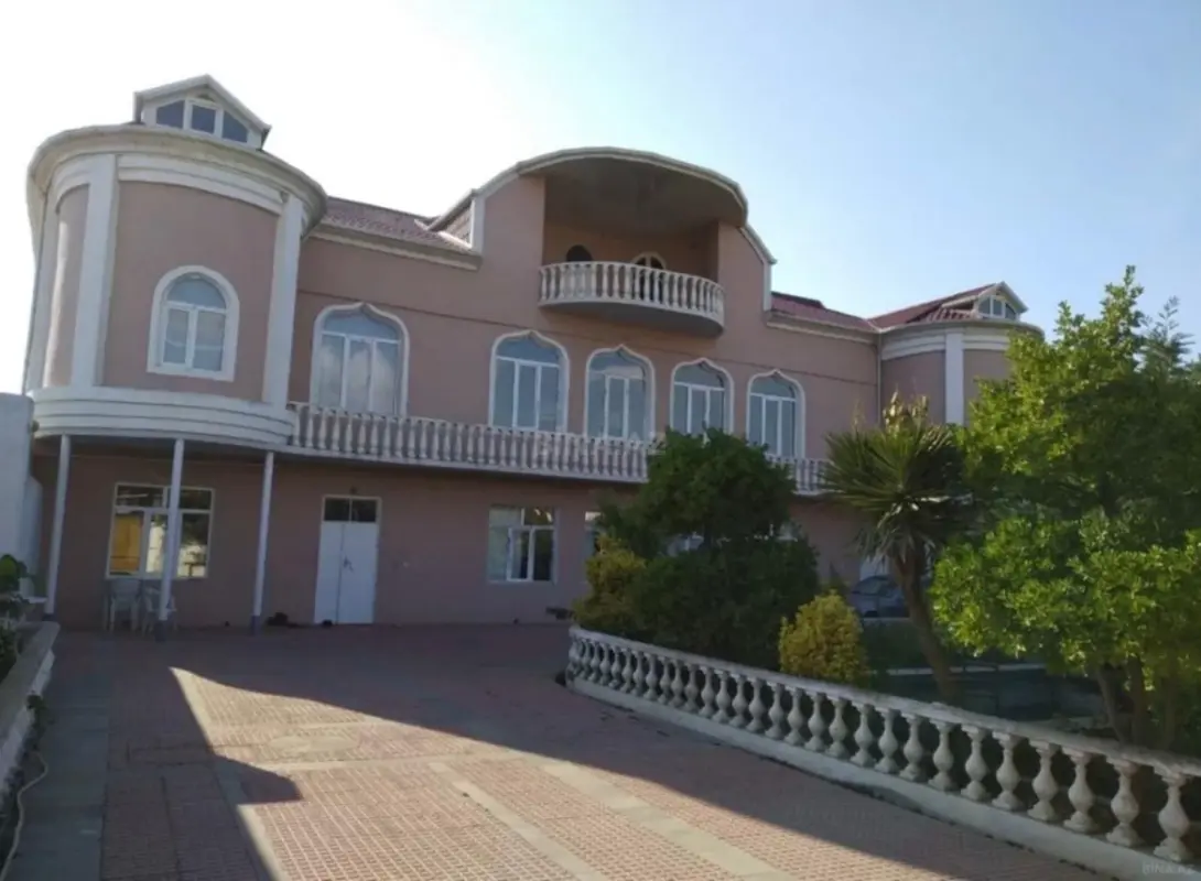 Satılır 14 otaqlı həyət evi 630 m²