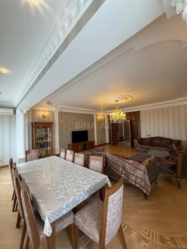Satılır 4 otaqlı mənzil 240 m²