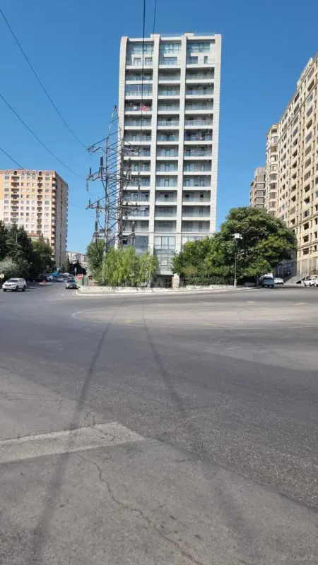 Satılır 4 otaqlı mənzil 185 m²
