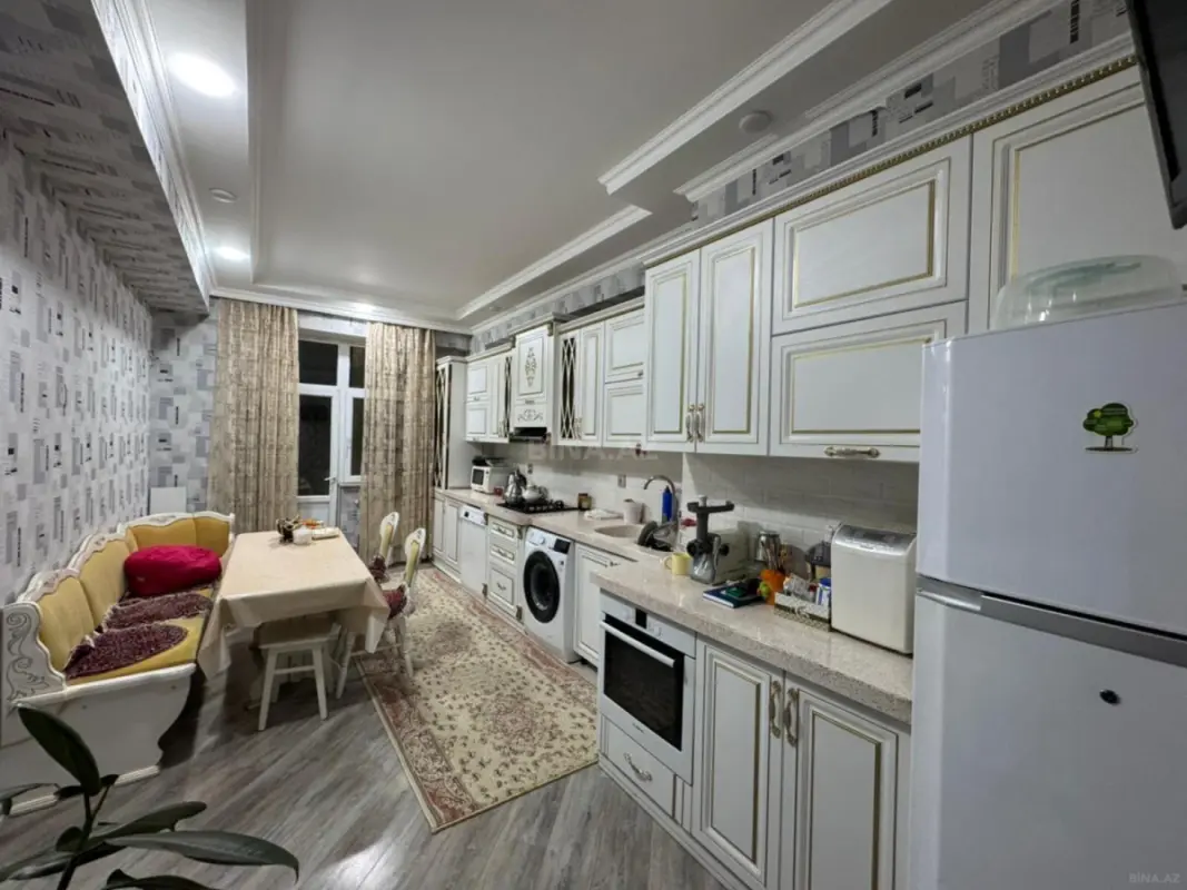 Satılır 4 otaqlı mənzil 130 m²