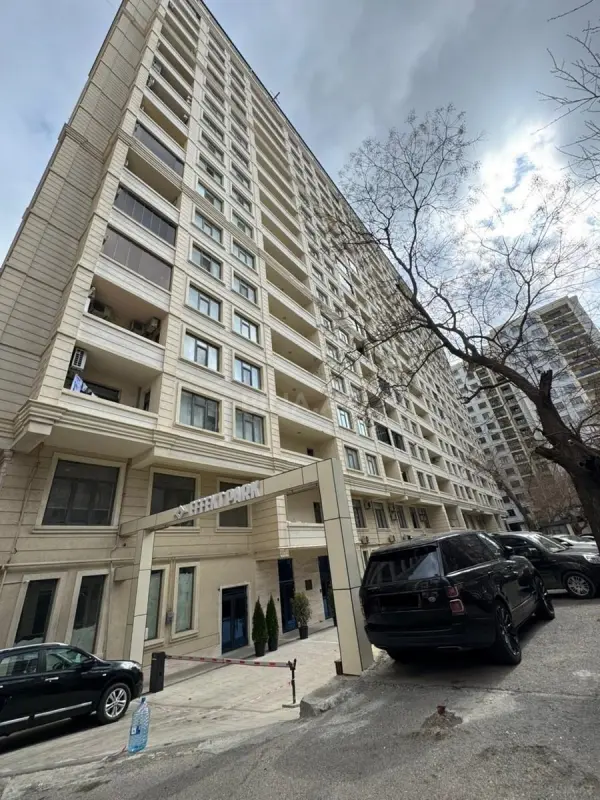 Satılır 4 otaqlı mənzil 240 m²
