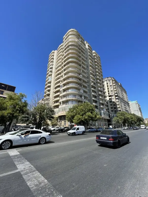 Satılır 3 otaqlı mənzil 173 m²