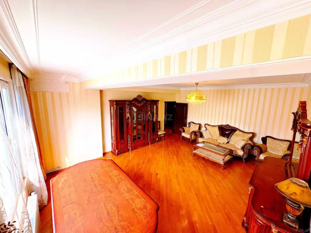 Satılır 4 otaqlı mənzil 175 m²