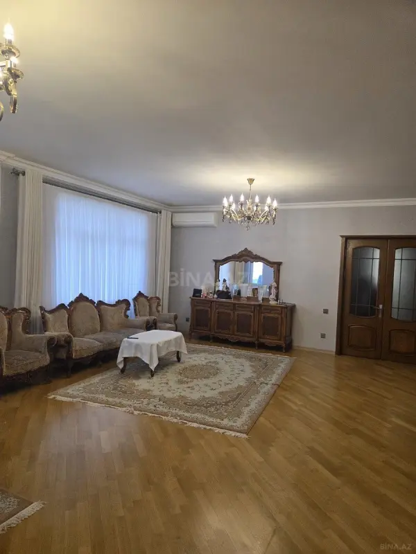 Satılır 5 otaqlı mənzil 210 m²