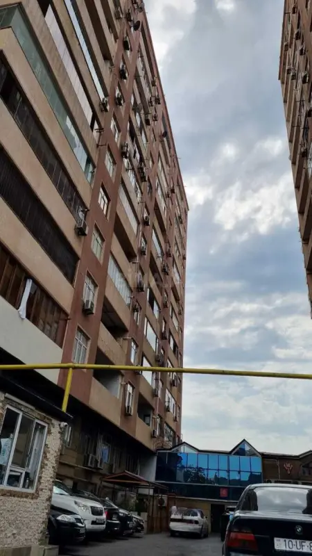 Satılır 4 otaqlı mənzil 151 m²
