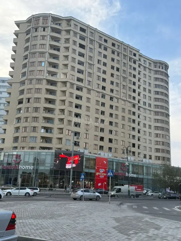 Satılır 3 otaqlı mənzil 122 m²
