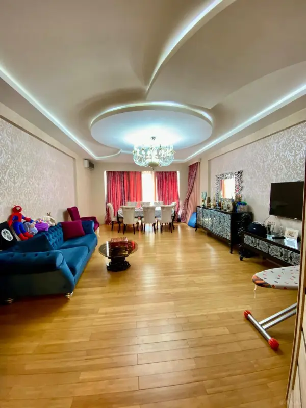 Satılır 4 otaqlı mənzil 176 m²
