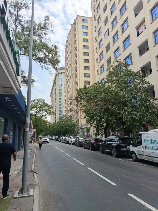 Satılır 4 otaqlı mənzil 220 m²