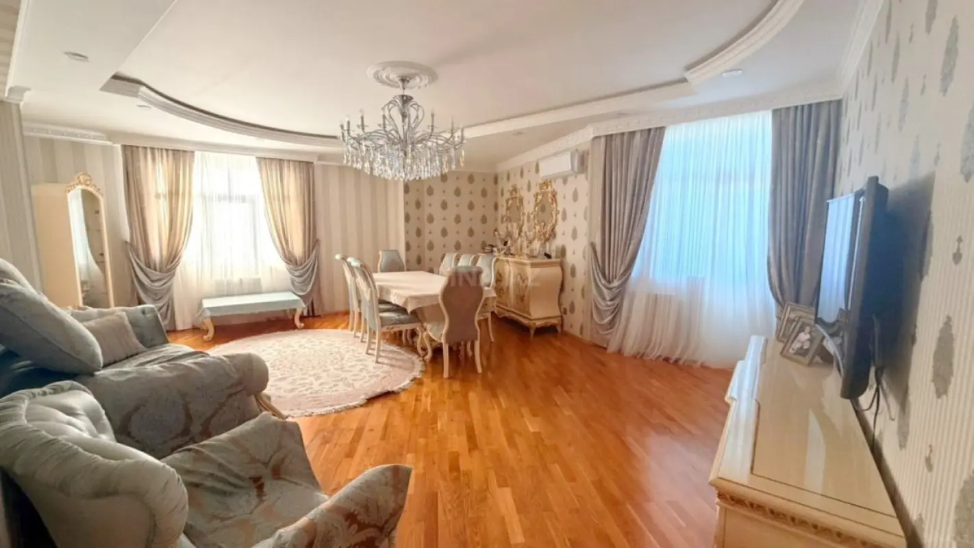 Kirayə verilir 3 otaqlı mənzil 136 m²