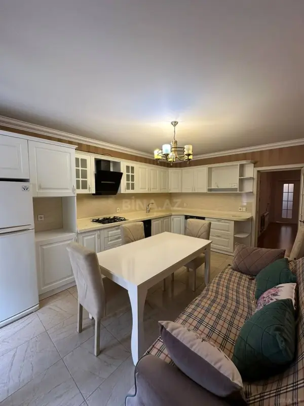 Kirayə verilir 3 otaqlı mənzil 124 m²