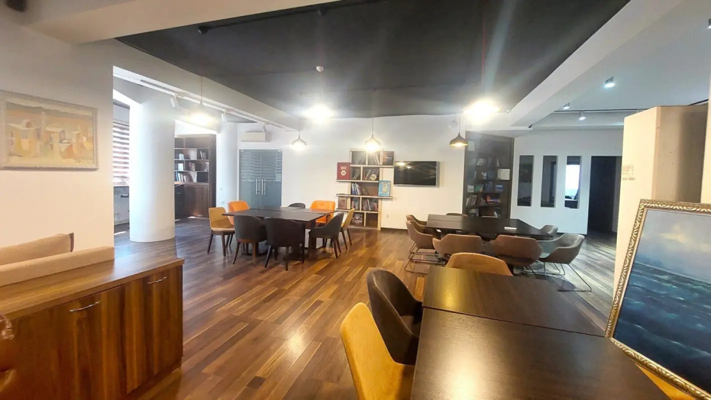 Satılır obyekt 300 m²
