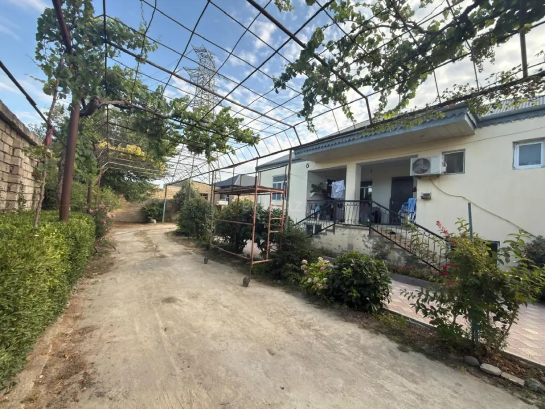 Satılır 5 otaqlı həyət evi 325 m²