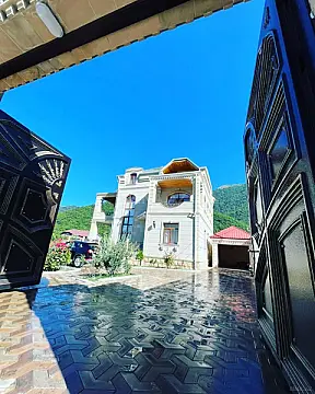 Satılır 6 otaqlı həyət evi 450 m² — Qax 6 otaq 450.00 m²