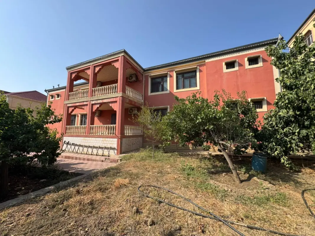 Satılır 12 otaqlı həyət evi 1500 m²