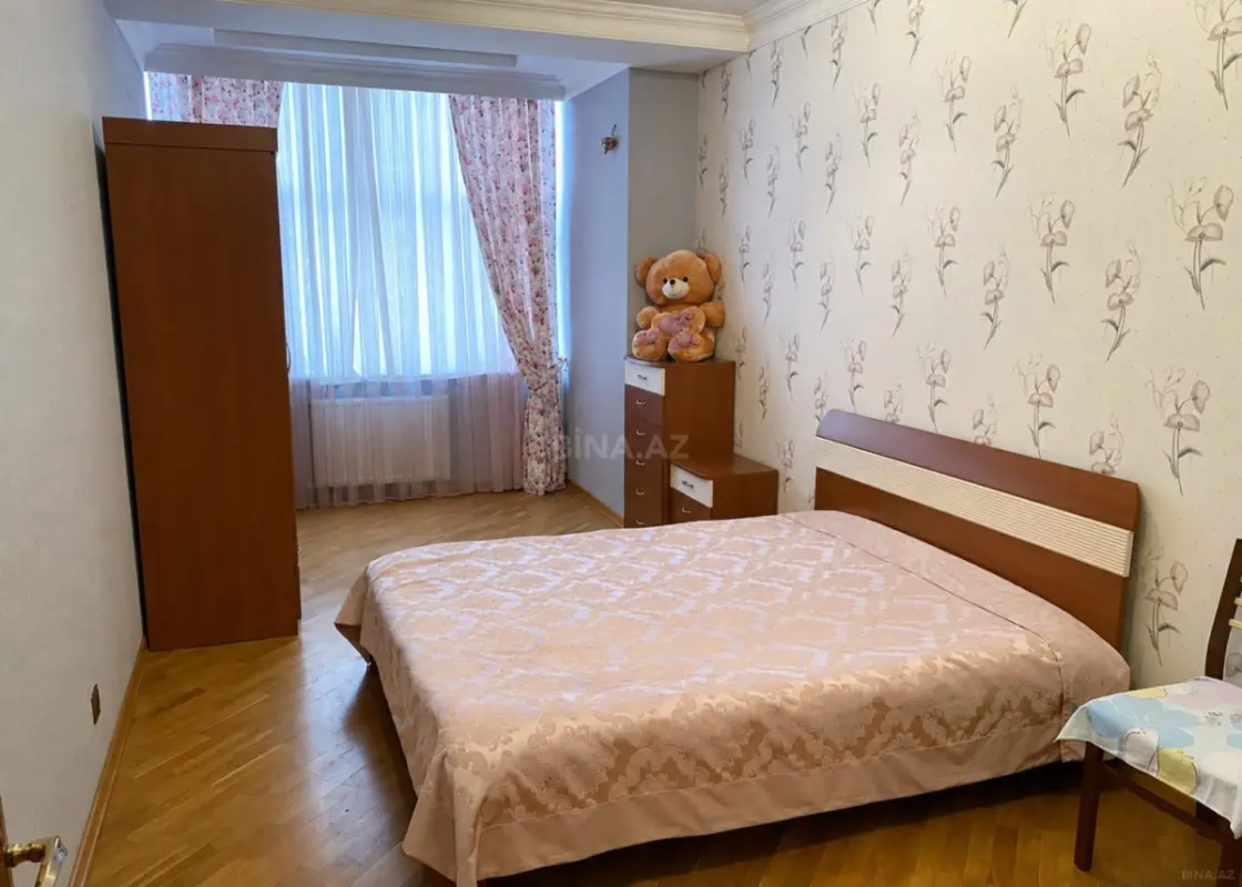Kirayə verilir 4 otaqlı mənzil 220 m²