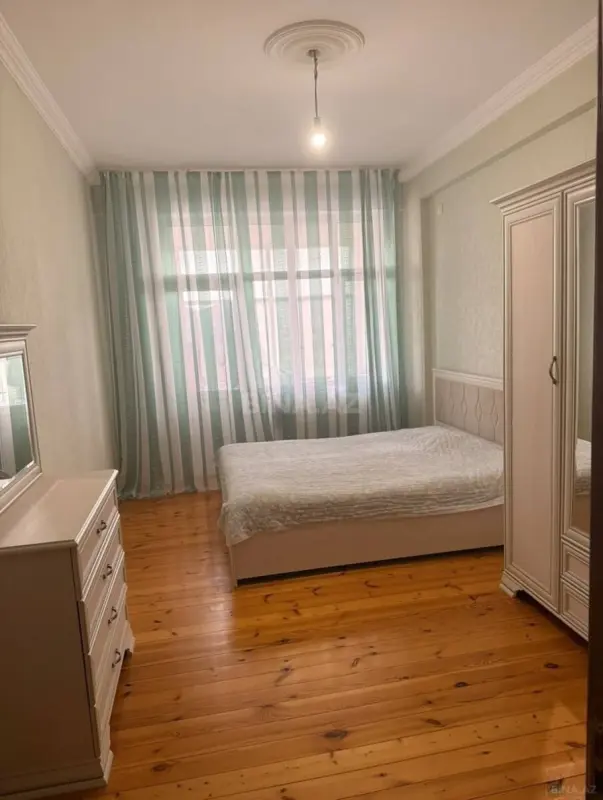 Satılır 3 otaqlı mənzil 148 m²