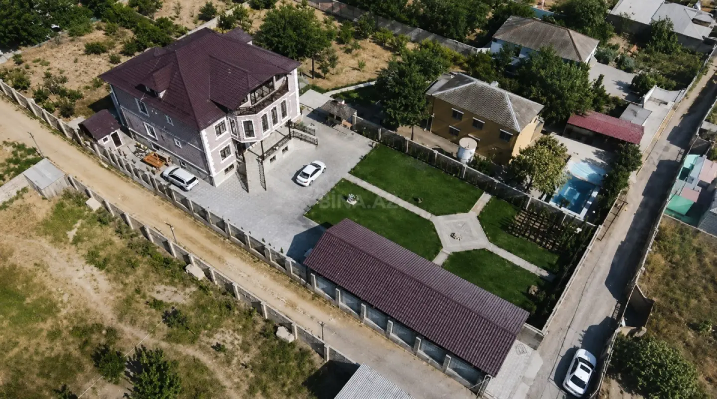 Satılır 10 otaqlı həyət evi 1000 m²