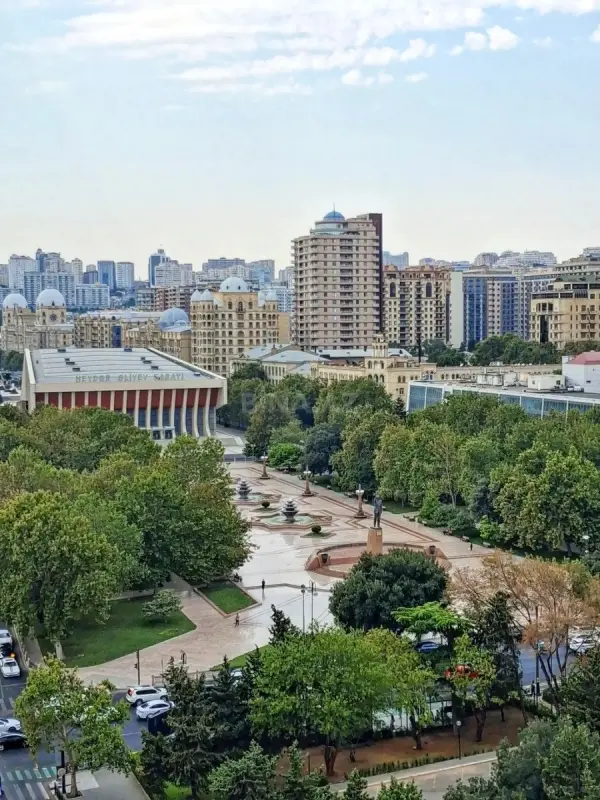 Satılır 4 otaqlı mənzil 200 m²
