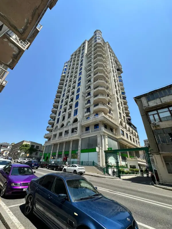Satılır 3 otaqlı mənzil 168 m²