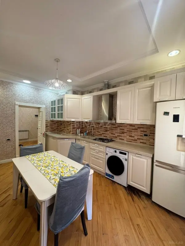 Kirayə verilir 4 otaqlı mənzil 150 m²