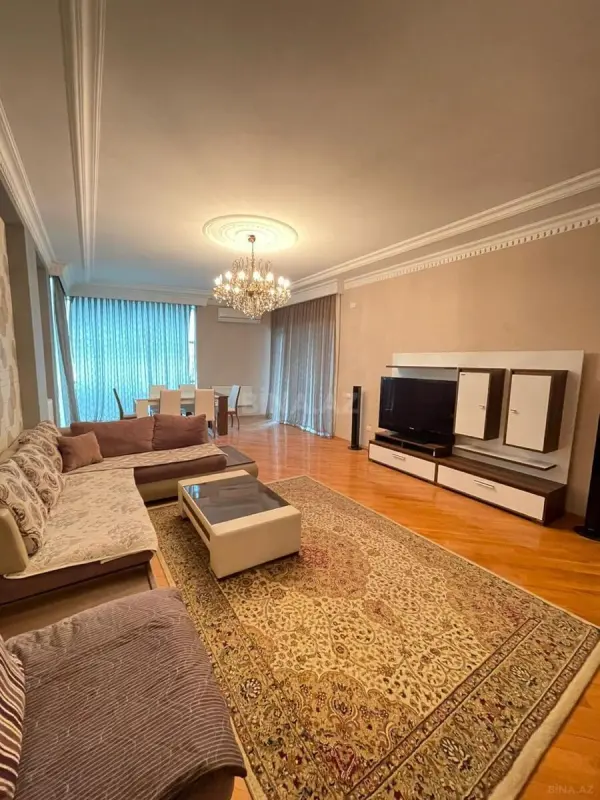 Kirayə verilir 4 otaqlı mənzil 200 m²