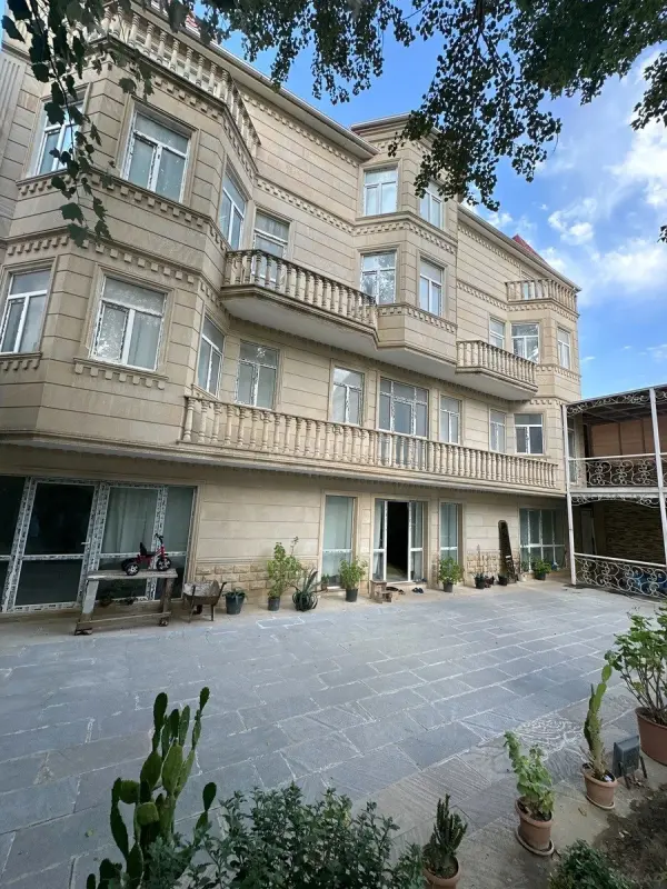 Satılır 17 otaqlı həyət evi 1000 m²