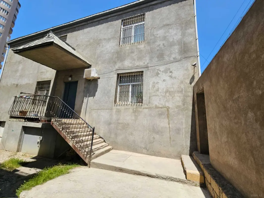 Satılır 8 otaqlı həyət evi 360 m²