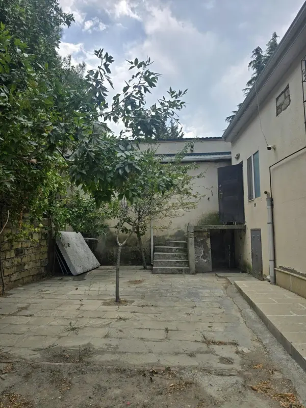 Satılır 4 otaqlı mənzil 95 m²