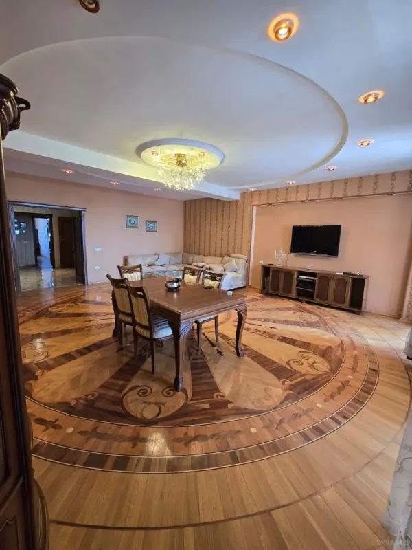 Satılır 3 otaqlı mənzil 161 m²