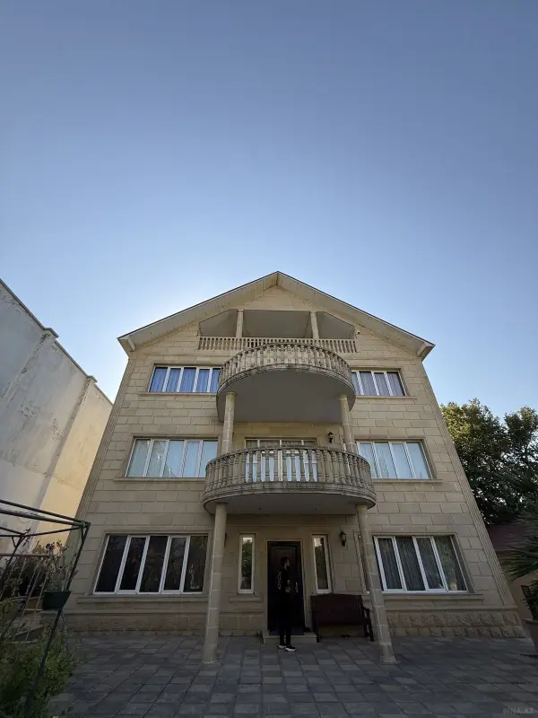 Satılır 12 otaqlı həyət evi 600 m²
