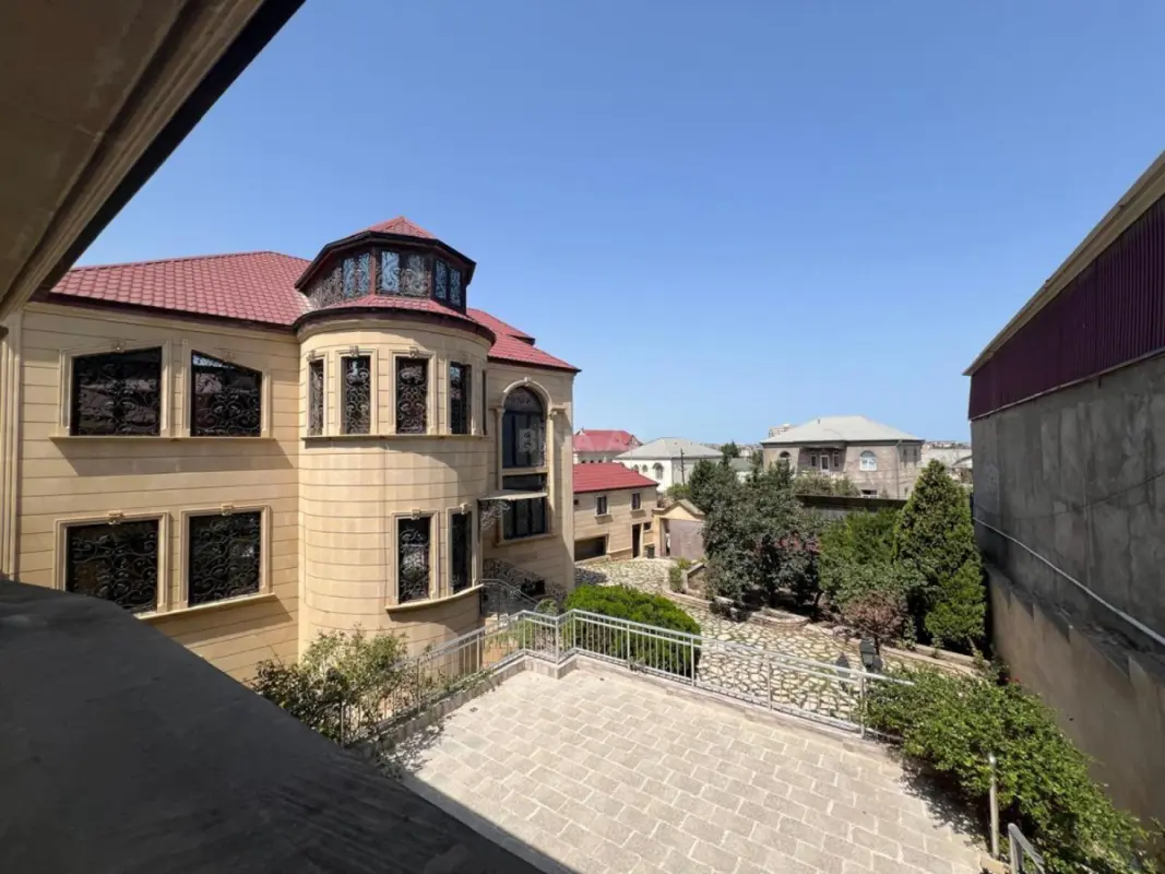 Satılır 9 otaqlı həyət evi 380 m²