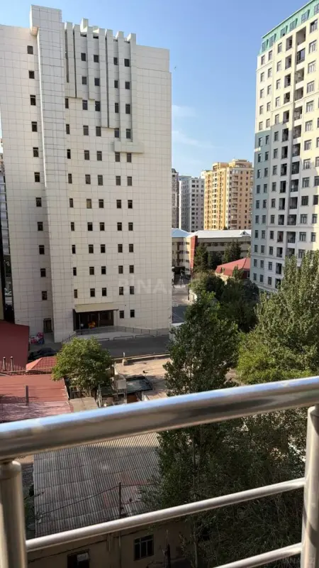 Satılır 4 otaqlı mənzil 177 m²
