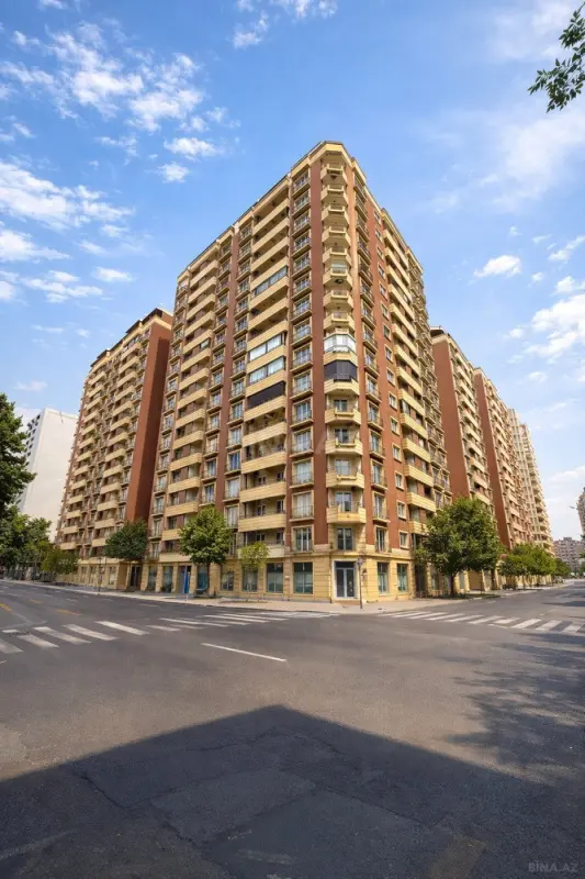 Satılır 5 otaqlı mənzil 250 m²