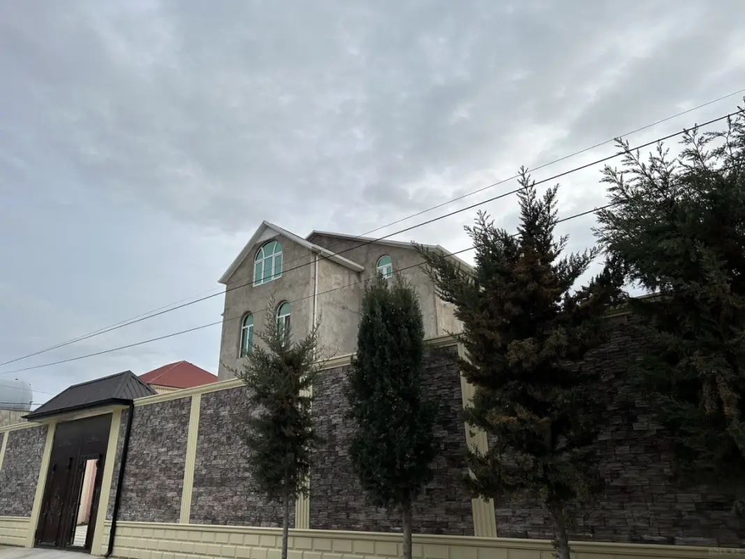 Satılır 8 otaqlı həyət evi 225 m²