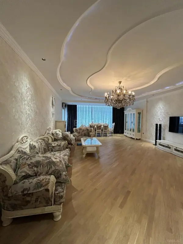 Satılır 6 otaqlı mənzil 340 m²